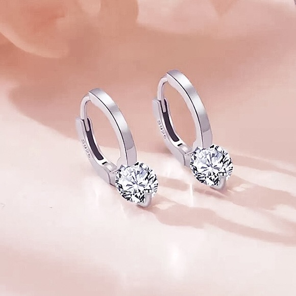 🔵𝟲𝟱%𝗢𝗙𝗙 𝗯𝘂𝗻𝗱𝗹𝗲𝘀 𝟯+🔵 NEW CZ Huggie Hoop Earrings - Picture 8 of 10